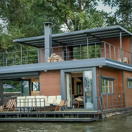 Mariner Boathouse * Belgrade